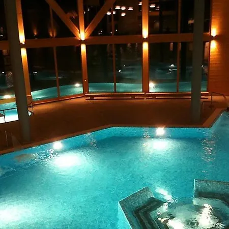 Apartment Sleeps 6 Pool Wifi