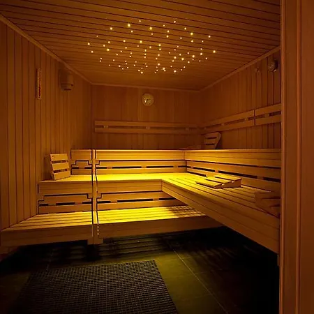 Sleeps 6 Pool Wifi Apartment